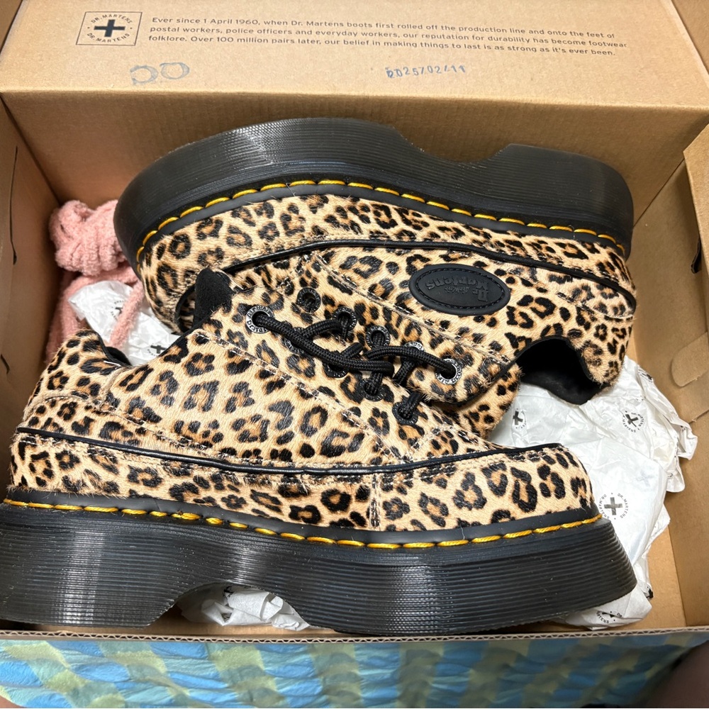 Dr. Martens Buzz 5I In Mini Leopard spot Hair on